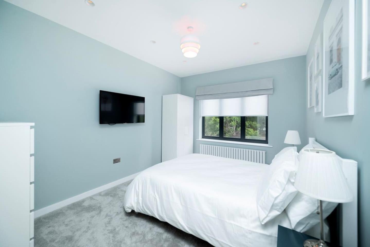 Oak Tree Apartment *